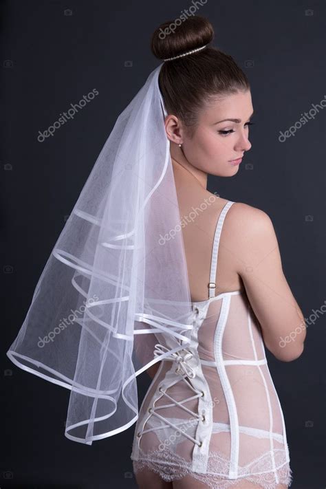 Sposa Sexy In Lingerie Bianca Con Velo Sopra Grey Foto Stock Foto