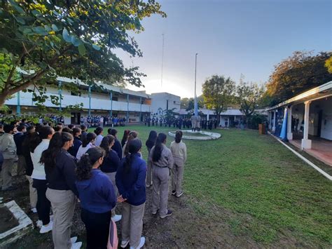 Acusó A Sus Alumnos De Perderle Una Herramienta Y Los Obligó A Estar