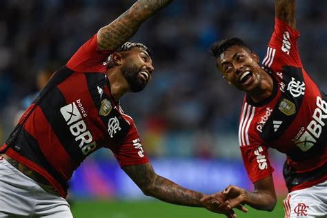 Flamengo bate Grêmio em jogo eletrizante e encaminha classificação à