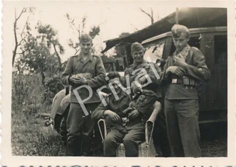 Foto Wk Ii Wehrmacht Soldaten Fahrzeug Kameraden Mit Kompanie Hund L