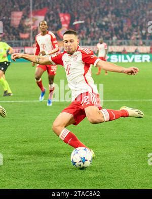 Raphael Guerreiro FC Bayern Muenchen 22 Im Zweikampf Mit Viktor