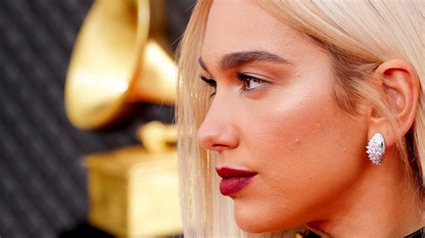 Dua Lipa Rocked Blonde Hair and a Dramatic Lip at the Grammys 2022 Red ...