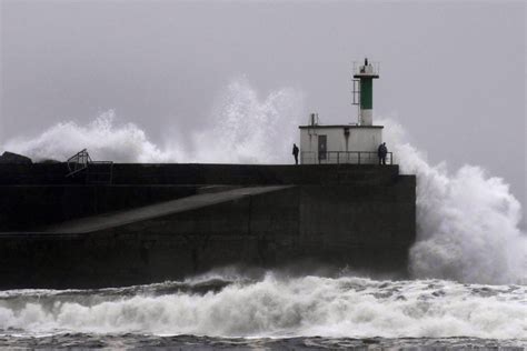 El Fuerte Oleaje Y El Viento Ponen En Alerta A Ocho Comunidades