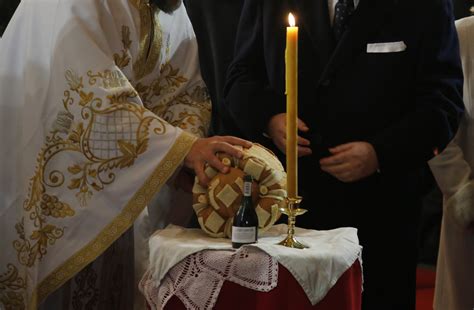 Žena poslala muža u crkvu da osvešta slavski kolač on joj poslao