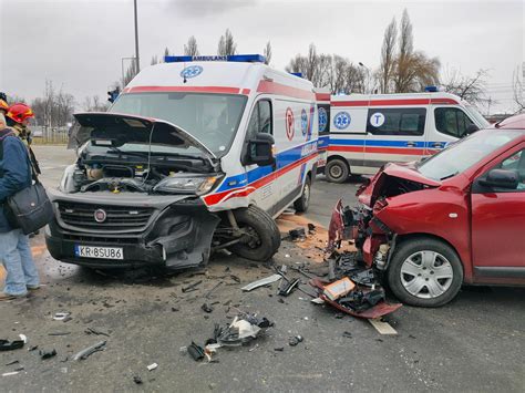 Krak W Wypadek Karetki Jad Cej Na Sygnale Z Pacjentem Jedna Osoba