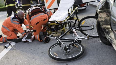 Uomo In Bici Travolto E Ucciso Da Un Furgone L Automobilista Cerca Di