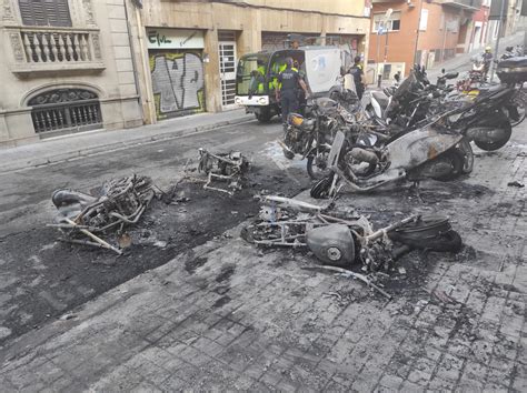 Barcelona Un Incendio En Un Contenedor Calcina Varias Motos En Gr Cia