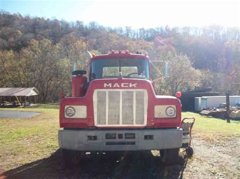 Mack R Model (1985) : Daycab Semi Trucks