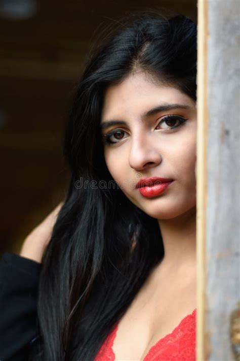 Retrato De Una Joven Y Hermosa Mujer India Vestida Con Un Traje Rojo