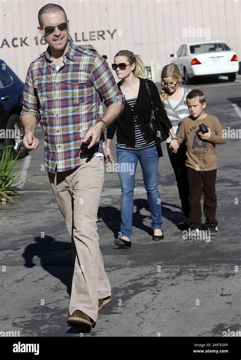 Reese Witherspoon Y Su Novio Jim Toth Se Aferran De La Mano Con Sus