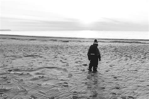 Chico Solitario En Una Playa Desierta Foto Premium