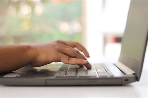 Manos De Mujer Escribiendo En El Teclado Del Port Til Enfoque