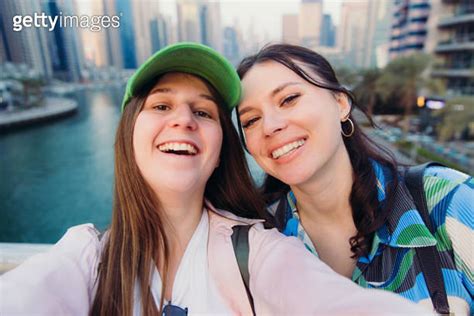 Two Happy Women Tourists Making Selfie At Dubai Marina 이미지 1992510478