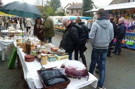 350 exposants à la brocante du comité de jumelage hier Vaux 03190