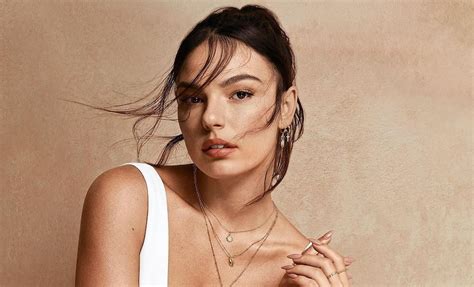 Isis Valverde Suelen De Avenida Brasil Mostr Jugadas Poses De Yoga En Top Y Short Nude