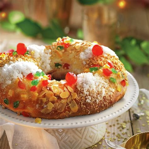 Roscón de Reyes tradicional con frutas escarchadas y almendras