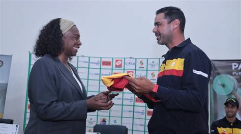 Ministra De Deporte Entregó El Pabellón Nacional Al Equipo Colombia De