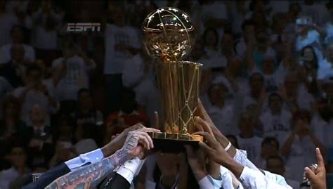 Factor A Nba Miami Heat Recibe El Trofeo De Campe N Y Lebron James El