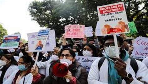 दिल्ली Neet Pg काउंसलिंग में देरी को लेकर सड़कों पर उतरे रेजिडेंट