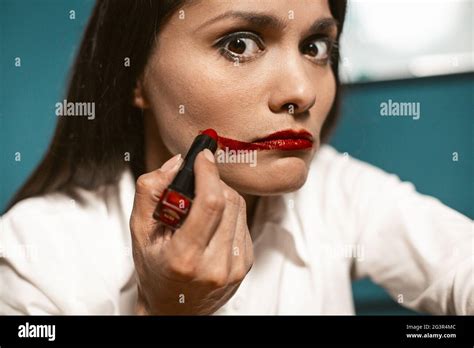 Mujer con lápiz labial rojo fotografías e imágenes de alta resolución