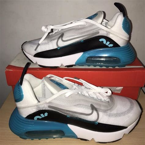 Nike Men's White and Blue Trainers | Depop