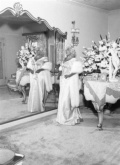 Mae West In Her Home Mae West Mae Hollywood Costume