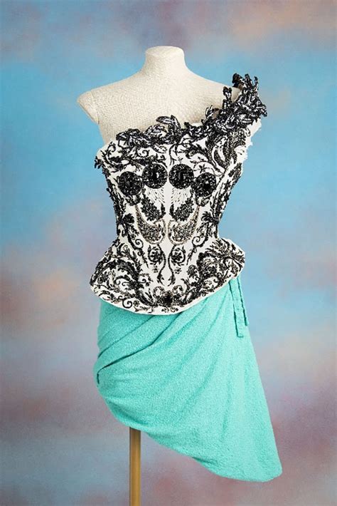 Corsets To Present Day La Exposici N Que Rinde Homenaje Al