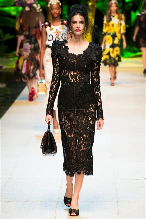 Dolce And Gabbana Spring 2021 Ready To Wear Collection Dolce Gabbana Dress Fashion Show Fashion