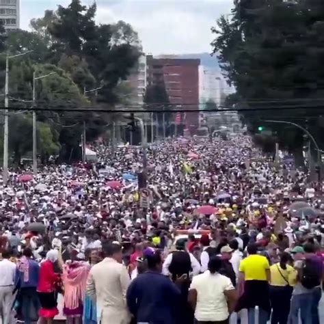 Masiva Marcha En Ecuador En Apoyo Al Presidente Noboa Y A Sus