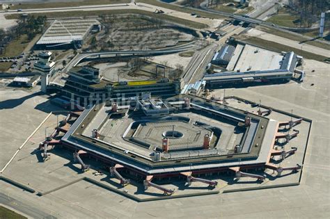 Luftbild Berlin Ehemaliges Terminal auf dem Gelände des Flughafen im