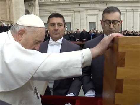 El adiós a Benedicto XVI El Papa Padre en tus manos encomendamos su