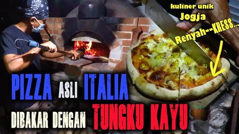 Kuliner Unik Jogja Pizza Tradisional Asli Italia Di Bakar Dengan Tungku Kayu Youtube