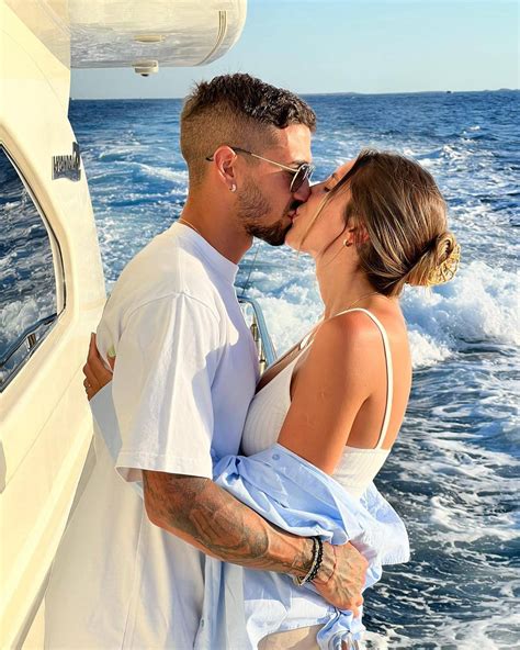 Download Manuel Lanzini And Wife Yacht Kiss Wallpaper | Wallpapers.com