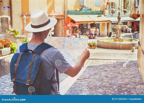 Turista Turistico E Turistico Sulla Cartina Della Strada In Francia