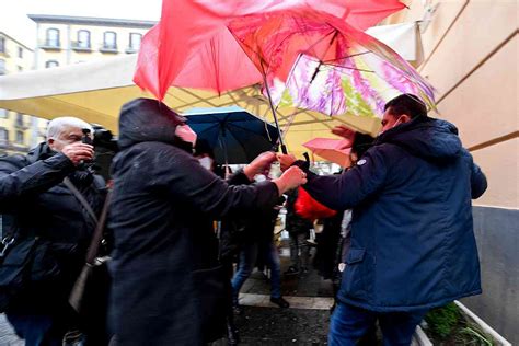 Milano Rissa Tra Genitori Fuori Da Scuola Quattro Feriti E Tre