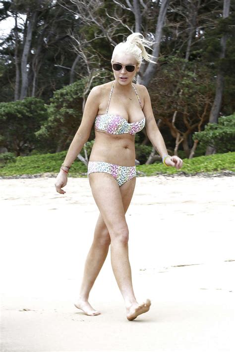 Lindsay Lohan Looking Very Sexy In Bikini On Beach Paparazzi Pictures Porn Pictures XXX Photos