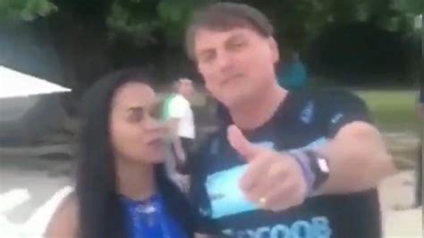 Bolsonaro posta vídeo populares em praia na Bahia e se despede de