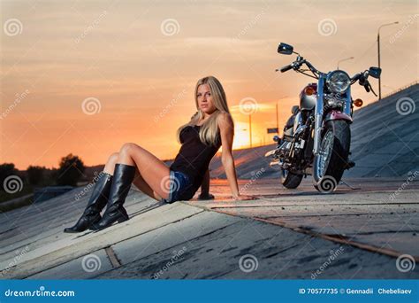 Junge Sexy Blondine Die Nahe Ihrem Motorrad Sitzt Stockbild Bild Von Motorrad Sonne 70577735