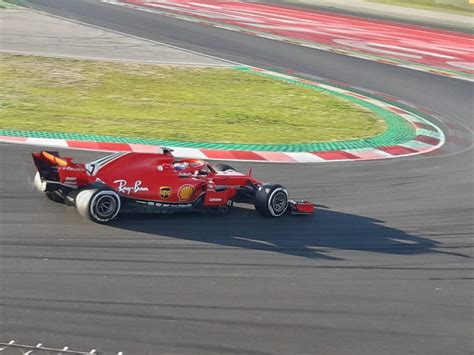 ferrari solo va ha enviar  charles leclerc  probar los neumaticos