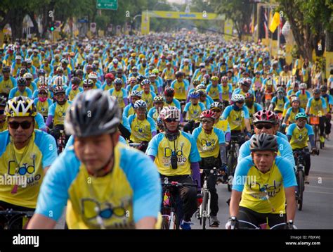 Les Gens Prennent Part La Bike Pour Papa Bangkok Le Prince Maha