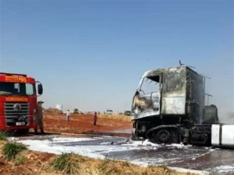 Caminh O Tem Pane El Trica Pega Fogo E Chamas Se Espalham Por Lavoura