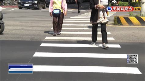 車潮中過馬路！ 十字路口斑馬線竟設行人庇護島外 民視新聞影音 Line Today