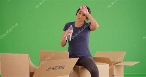 Fotos De Mujer Latina Tomando Descanso Desempacar Cajas Agua Potable
