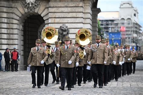 Xi Attends Welcome Ceremony Held By Hungarian President Sulyok Prime