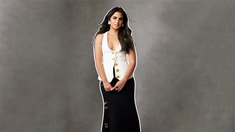 Isha Ambani Wins Icon Of The Year Award; Delivers Heartfelt Tribute To ...