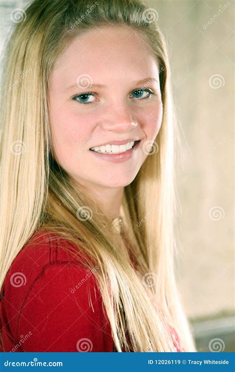 Plan Rapproch De Fille De L Adolescence Assez Blonde Image Stock