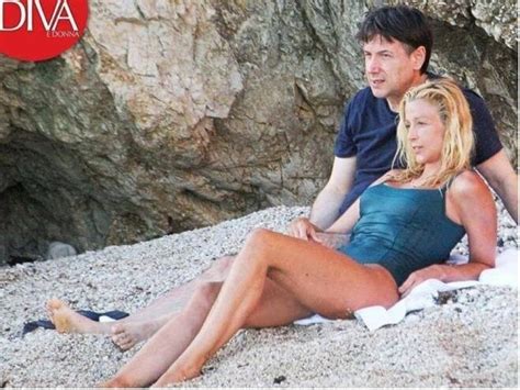 Il Premier Giuseppe Conte Si Rilassa Al Mare Con La Compagna Olivia