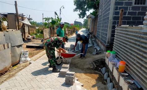 Wujud Nyata Babinsa Bersama Warga Karya Bakti Perbaiki Jalan Dengan