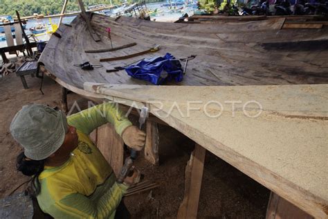 PEMBUATAN KAPAL NELAYAN TRADISIONAL | ANTARA Foto