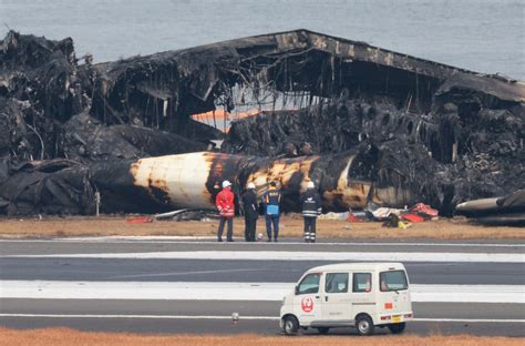 日航機の火災も鎮火、事故から8時間半後 写真特集1024 毎日新聞